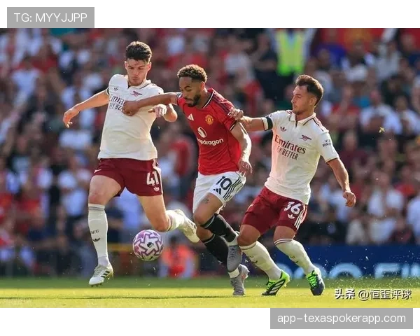 镜头捕捉:斯特拉斯堡门将在对方准备罚角球时,大声提醒队友站位