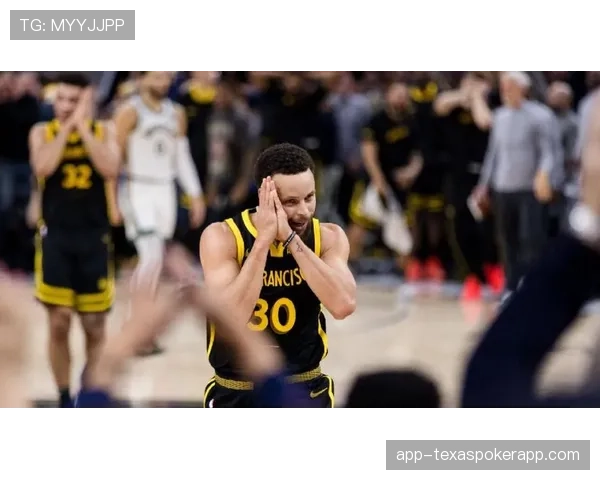 特写:库里超远三分命中后,向客场球迷做出“晚安”手势